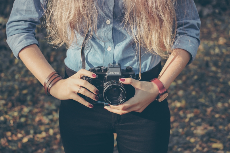 photographe-BEAULIEU SUR MER-min_hand-person-girl-woman-camera-photography-614-pxhere.com