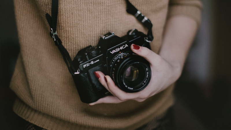 photographe-BEAULIEU SUR MER-min_woman-camera-photography-photographer-slr-dslr-319-pxhere.com